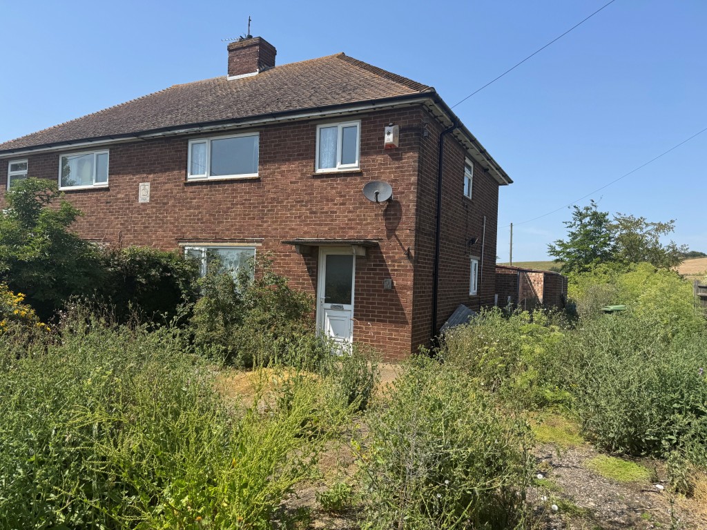 Lot: 152 - THREE-BEDROOM SEMI-DETACHED HOUSE FOR IMPROVEMENT AND REFURBISHMENT - Front of semi-detached house